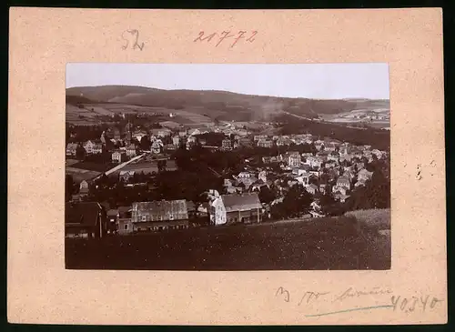 Fotografie Brück & Sohn Meissen, Ansicht Sebnitz i. Sa., Blick auf die Stadt mit Wohnhäusern und Kirche