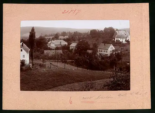 Fotografie Brück & Sohn Meissen, Ansicht Schönborn i. Sa., Blick auf den Gasthof Schönborn mit umliegenden Wohnhäusern