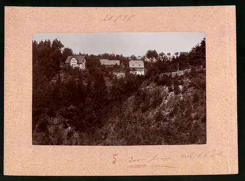 Fotografie Brück & Sohn Meissen, Ansicht Schönborn i. Sa., Blick auf die Wohnhäuser am Berg
