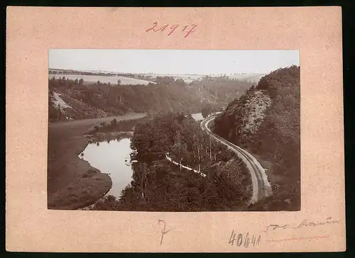 Fotografie Brück & Sohn Meissen, Ansicht Lunzenau, Eisenbahnschienen mit Fluss im Muldental