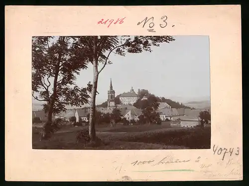 Fotografie Brück & Sohn Meissen, Ansicht Frauenstein i. Erzg., Teilansicht der Ortschaft mit Blick zum Schloss