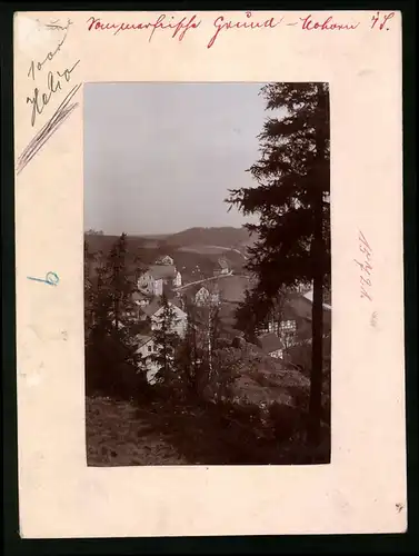 Fotografie Brück & Sohn Meissen, Ansicht Grund-Mohorn, Blick vom Berg auf den Ort mit Wohnhäusern