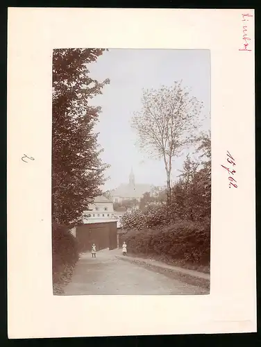 Fotografie Brück & Sohn Meissen, Ansicht Limbach i. Sa., Feldweg mit Blick nach der Kirche