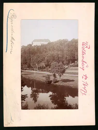 Fotografie Brück & Sohn Meissen, Ansicht Wolkenburg, Blick über die Mulde auf das Schloss Wolkenburg