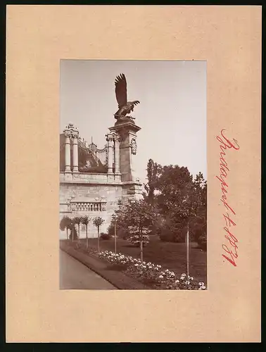 Fotografie Brück & Sohn Meissen, Ansicht Budapest, Partie im Burggarten mit Turul
