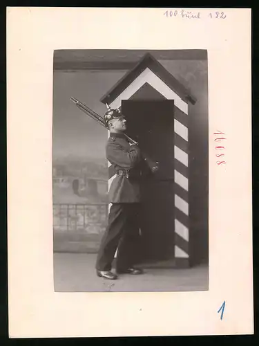 Fotografie Brück & Sohn Meissen, Ansicht Meissen i. Sa., Infanterist mit Gewehr & Pickelhaube am Schilderhaus