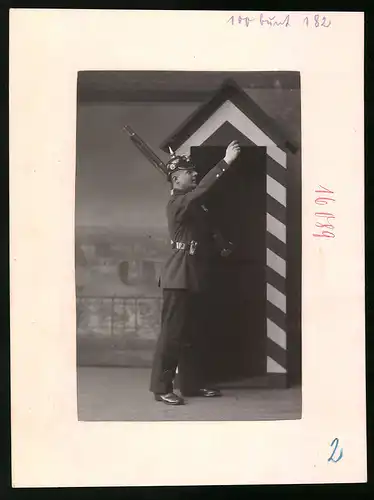 Fotografie Brück & Sohn Meissen, Ansicht Meissen i. Sa., Infanterie-Wachposten mit Pickelhaube & Gewehr am Schilderhaus