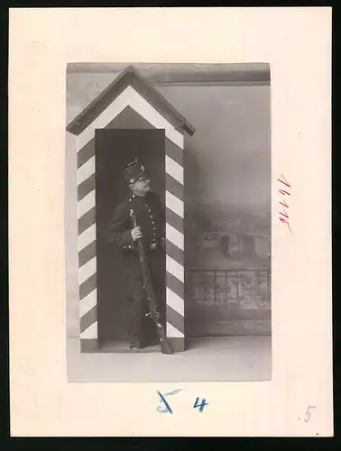 Fotografie Brück & Sohn Meissen, Ansicht Meissen i. Sa., Schütze mit Tschako & Gewehr im Schilderhaus