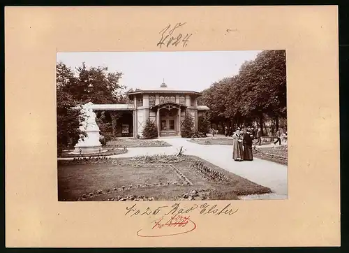 Fotografie Brück & Sohn Meissen, Ansicht Bad Elster, Blick auf die Moritzquelle mit Parkanlage