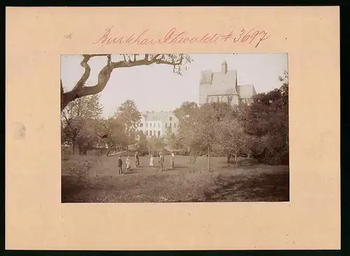 Fotografie Brück & Sohn Meissen, Ansicht Burkhardswalde, Blick auf die Schule und die Kirche