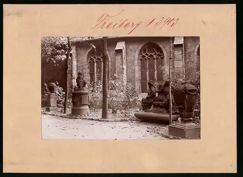 Fotografie Brück & Sohn Meissen, Ansicht Freiberg i. Sa., Partie auf dem alten Domfriedhof, Statuen