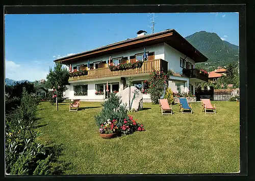 AK Meran-Obermais, Hotel Villa Schroffenegger, Schönblickstrasse 11c, Liegewiese vor dem Haus