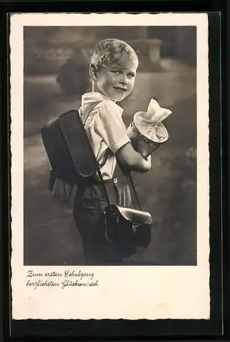 AK Glückwünsche zum Schulanfang, Junge mit Rucksack und Schultüte