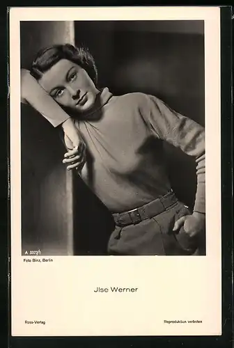 AK Schauspielerin Ilse Werner lehnt sich an eine Wand