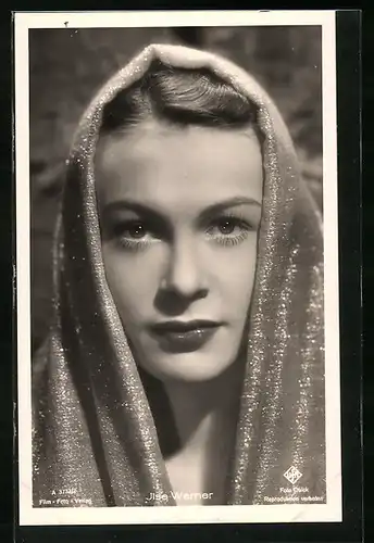 AK Schauspielerin Ilse Werner mit einem Kopftuch