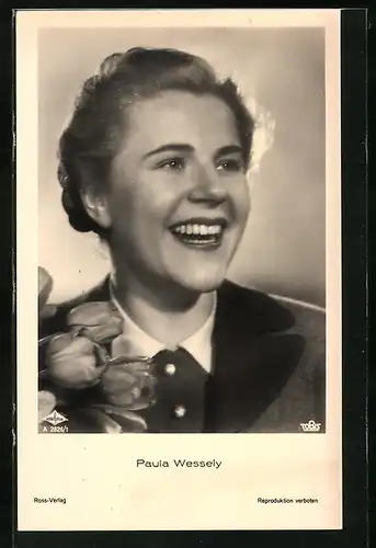 AK Schauspielerin Paula Wessely kriegt Blumen überreicht