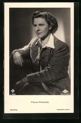 AK Schauspielerin Paula Wessely sitzt auf einem Stuhl