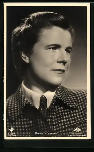 AK Schauspielerin Paula Wessely mit Krawatte