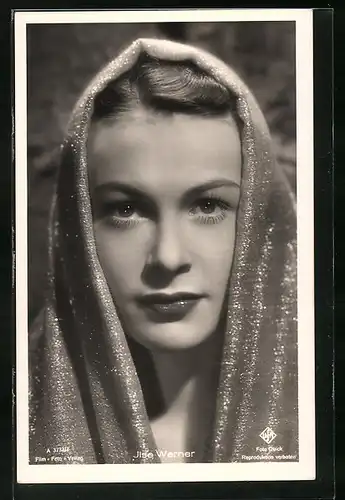 AK Schauspielerin Ilse Werner mit einem Kopftuch