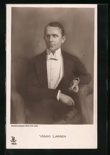 AK Schauspieler Viggo Larsen im Anzug mit weisser Fliege