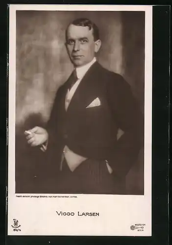 AK Schauspieler Viggo Larsen beim Rauchen