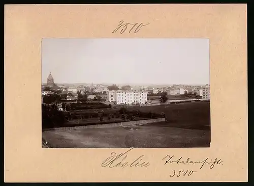 Fotografie Brück & Sohn Meissen, Ansicht Köslin, Blick auf die Stadt mit Wohnhäusern