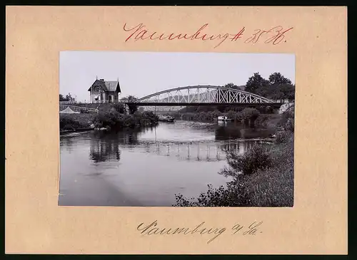 Fotografie Brück & Sohn Meissen, Ansicht Naumburg a. S., Blick auf die Hennenbrücke an der Saale mit Hausboot