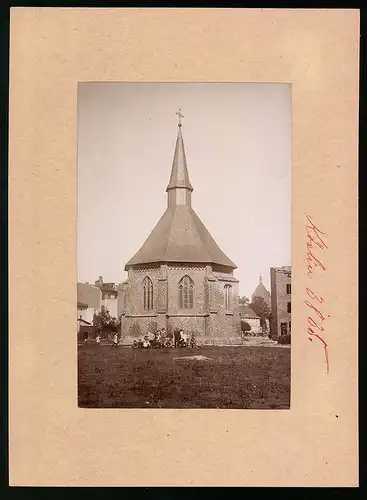 Fotografie Brück & Sohn Meissen, Ansicht Köslin, Kinder posieren vor der Alten Kapelle