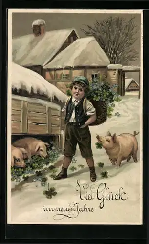 Präge-AK Knabe mit Glücksklee und Schweinen vor schneebedecktem Haus - Neujahrsgruss