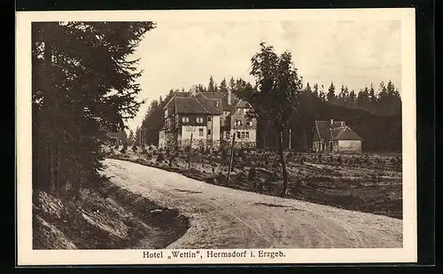 AK Hermsdorf /Erzgeb., Strassenpartie mit dem Hotel Wettin