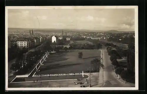 AK Wiesbaden, Blick auf die Stadt mit Bahnhof und Reisinger Brunnen-Anlagen