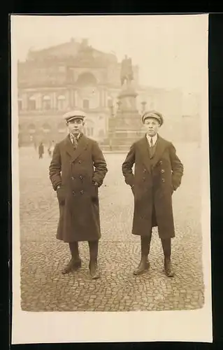 Foto-AK Dresden, Zwei junge Studenten auf dem Theaterplatz