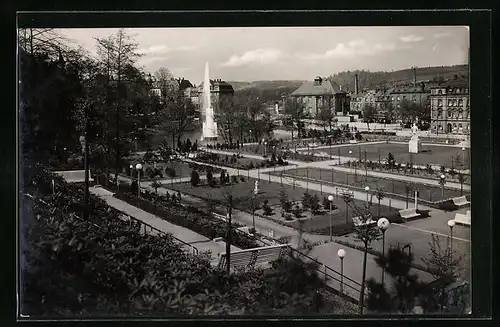 AK Aue i. sächs. Erzgeb., Stadtgarten mit Denkmal und Leuchtfontäne