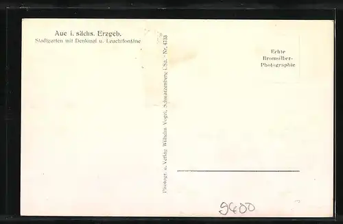 AK Aue i. sächs. Erzgeb., Stadtgarten mit Denkmal und Leuchtfontäne