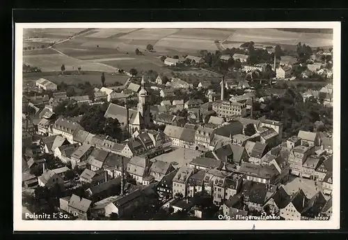 AK Pulsnitz i. Sa., Ortsansicht mit Kirche und Marktplatz, Fliegeraufnahme
