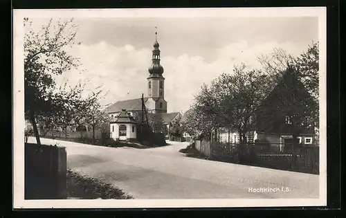 AK Hochkirch i. Sa., Häuser im Stadtkern mit Blick zur Kirche