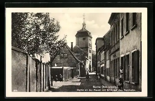 AK Borna /Bez. Leipzig, Strasse an der Mauer mit Blick auf das Reichstor