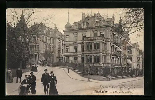 AK Wiesbaden, Hotel Hohenzollern mit Passanten