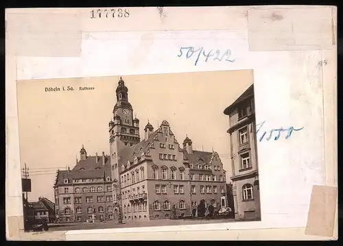 Fotografie Brück & Sohn Meissen, Ansicht Döbeln i. Sa., Partie am Rathaus mit Brunnen, Rückseite mit Ak als Belegstück