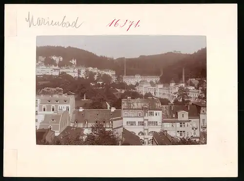 Fotografie Brück & Sohn Meissen, Ansicht Marienbad, Blick über die Dächer der Stadt im Kurort