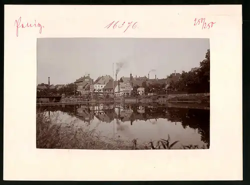 Fotografie Brück & Sohn Meissen, Ansicht Penig i. Sa., Muldenpartie an der Schleuse mit Blick auf die Stadt