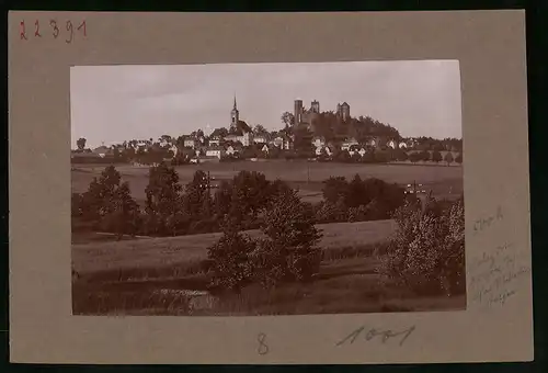 Fotografie Brück & Sohn Meissen, Ansicht Stolpen i. Sa., Blick vom Feld auf die Stadt