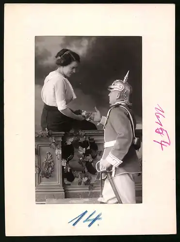 Fotografie Brück & Sohn Meissen, Ansicht Meissen i. Sa., Gardereiter in Uniform mit Pickelhaube flirtet mit Mädchen