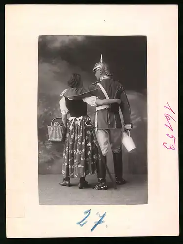Fotografie Brück & Sohn Meissen, Ansicht Meissen i. Sa., Gardereiter in Uniform mit Pickelhaube & Brünette im Arm