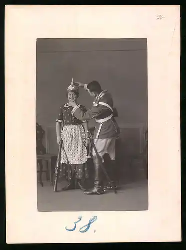 Fotografie Brück & Sohn Meissen, Ansicht Meissen i. Sa., Gardereiter im Quartier setzt einer Frau die Pickelhaube auf