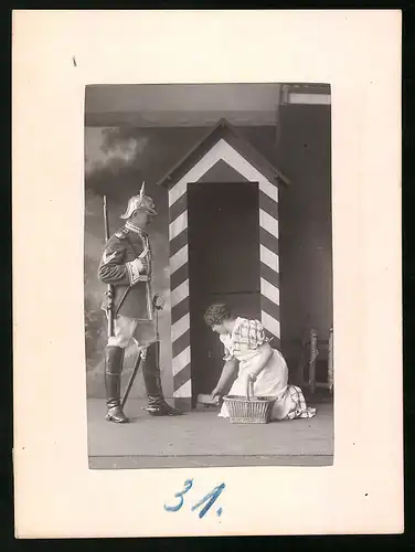 Fotografie Brück & Sohn Meissen, Ansicht Meissen i. Sa., Gardereiter mit Pickelhaube & Gewehr am Schilderhaus, Maid kniet