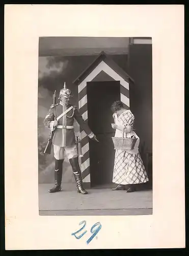 Fotografie Brück & Sohn Meissen, Ansicht Meissen i. Sa., Gardereiter am Schilderhaus weisst Mädchen zurecht