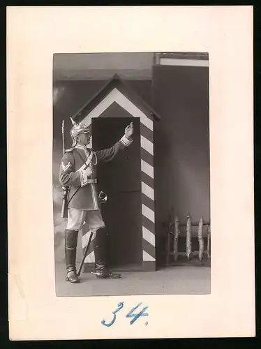 Fotografie Brück & Sohn Meissen, Ansicht Meissen i. Sa., Gardereiter mit Pickelhaube & Gewehr grüsst vom Schilderhaus