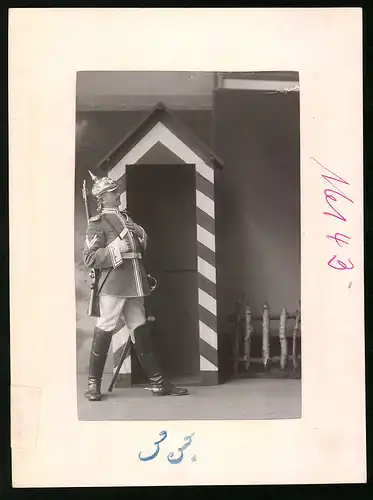 Fotografie Brück & Sohn Meissen, Ansicht Meissen i. Sa., Gardereiter in Uniform m. Gewehr in stolzer Pose am Schilderhaus