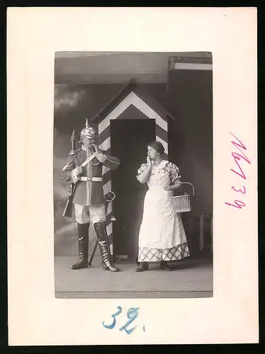 Fotografie Brück & Sohn Meissen, Ansicht Meissen i. Sa., Gardereiter mit Pickelhaube & Gewehr ist von Maid verzückt